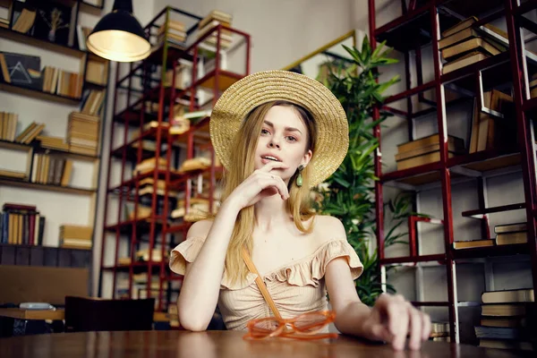 Hübsche Frau liest ein Buch in einem Café Erholung — Stockfoto