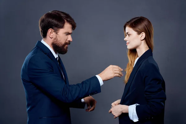 Homens de negócios e mulheres de ternos estão ao lado da equipe — Fotografia de Stock