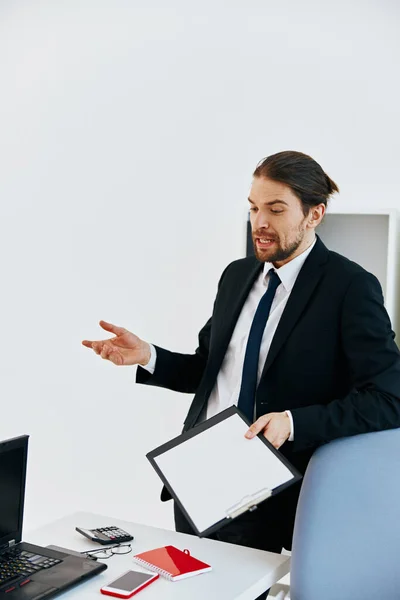 Gestionnaire détenant un dirigeant de bureau téléphonique — Photo