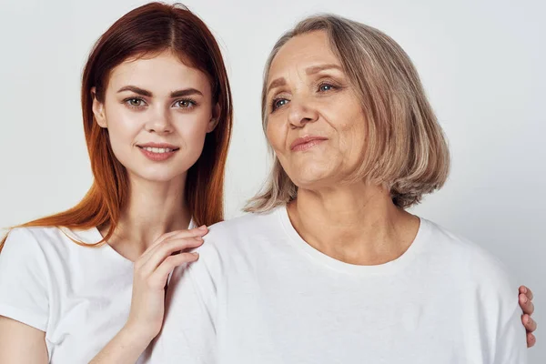 Mutter und Tochter in weißen T-Shirts Freundschaft miteinander Kommunikation — Stockfoto