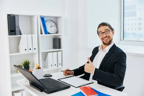 Uomo emozioni di lavoro di fronte al capo del computer portatile — Foto Stock