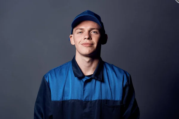 Homem no trabalho uniforme azul cap close-up de serviço — Fotografia de Stock
