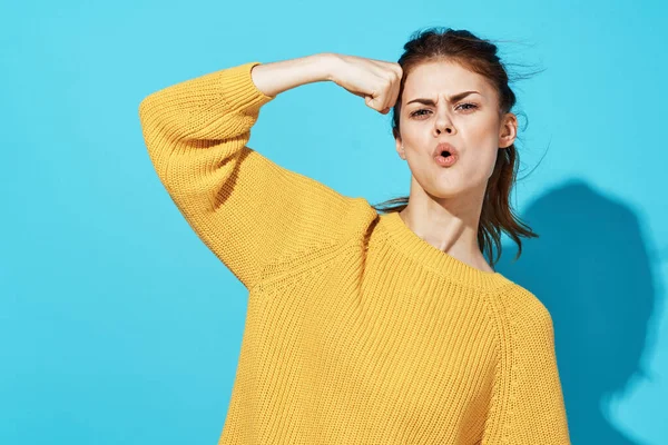 Mulher em suéter amarelo moda estilo de vida corte vista azul fundo — Fotografia de Stock