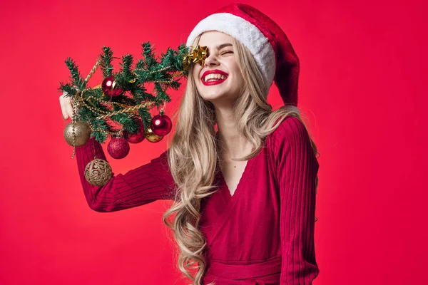 Emocjonalna kobieta Boże Narodzenie drzewo zabawki dekoracji — Zdjęcie stockowe