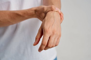 Kol ağrısı olan bir adam. Sağlık sorunları var.