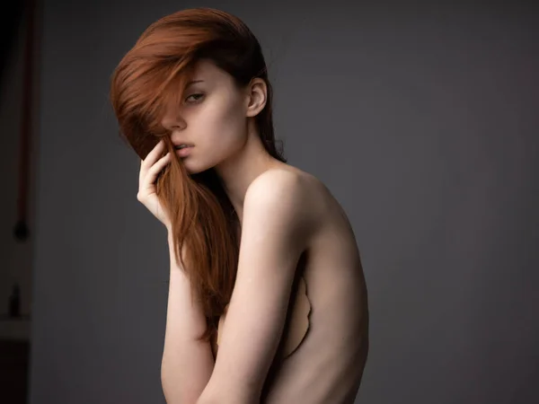Bella donna con spalle nude in posa primo piano glamour — Foto Stock