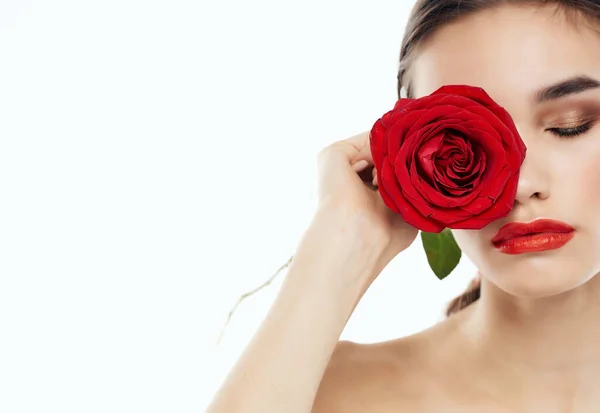 Krásná žena holá ramena červená květina čistá kůže pózování — Stock fotografie