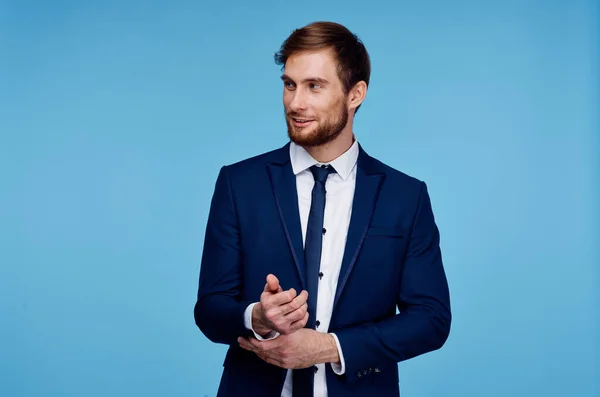 Obchodní muž výkonný úspěch životní styl modré pozadí — Stock fotografie
