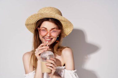 Çekici kadın parlak makyaj beyaz elbise izole arka plan