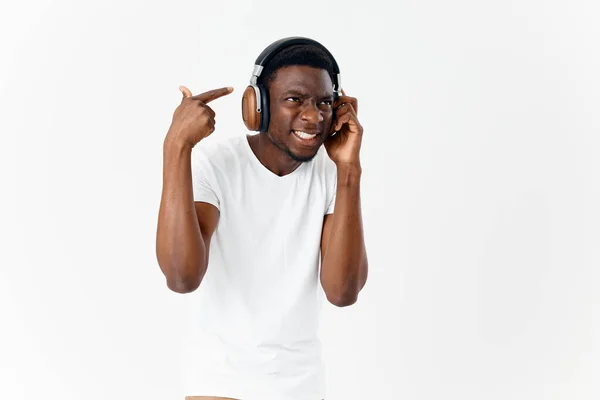 Afro-Amerikaan in hoofdtelefoon luisteren naar muziek emoties wit t-shirt — Stockfoto