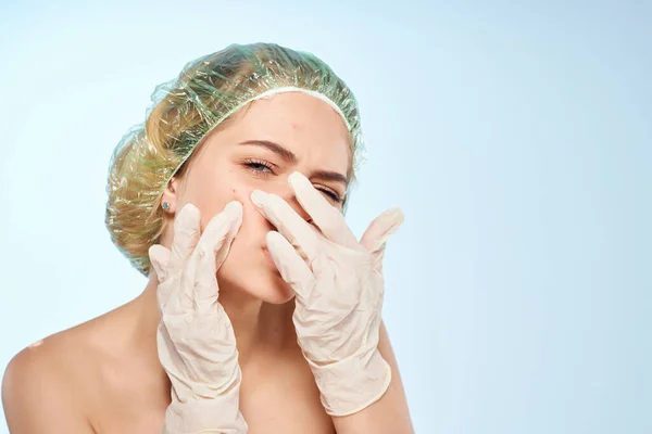 Mujer hombros desnudos acné tratamiento fondo claro — Foto de Stock