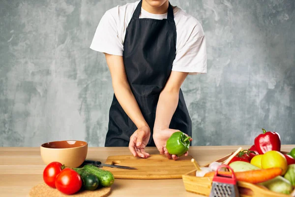 Cuire femme sur la cuisine coupe légumes planche à découper — Photo