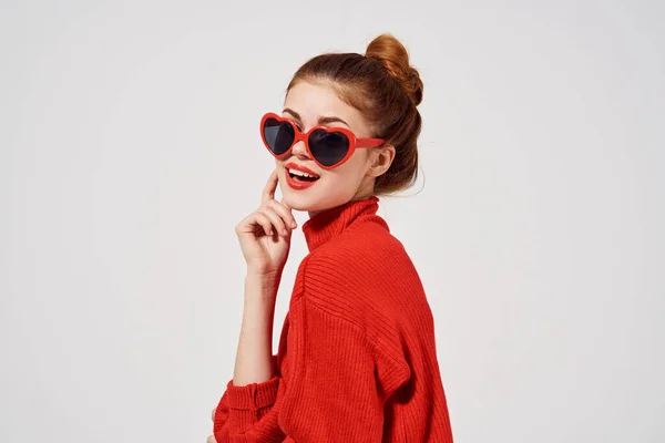 빨간 스웨터를 입고 매력적으로 보이는 패션 여성 — 스톡 사진