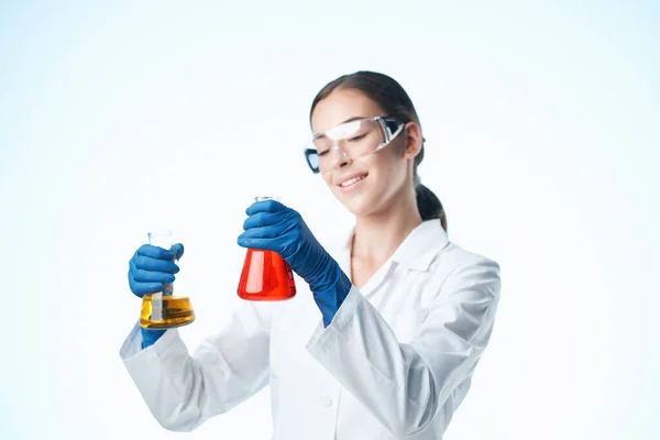 Analisi medico femminile biotecnologia ricerca medicina isolato sfondo — Foto Stock