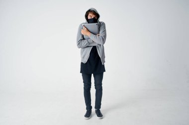 Maskeli adam görünmezlik tekniği soygun güvenlik holiganı tecrit edilmiş arka plan