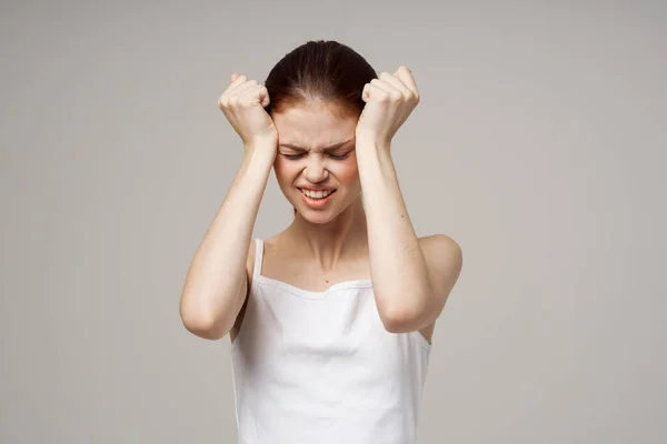 Mujer descontenta depresión síntomas dolor de cabeza fondo de luz —  Fotos de Stock