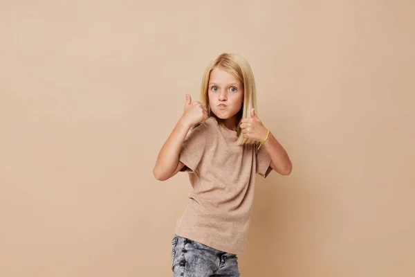 Glad barn med blont hår isolerad bakgrund — Stockfoto