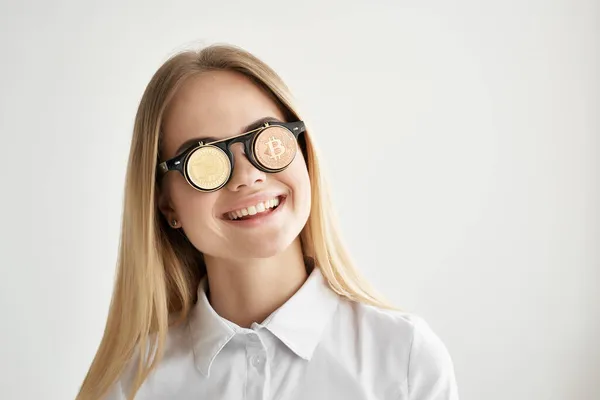Бодрая женщина Bitcoin очки изолированный фон — стоковое фото