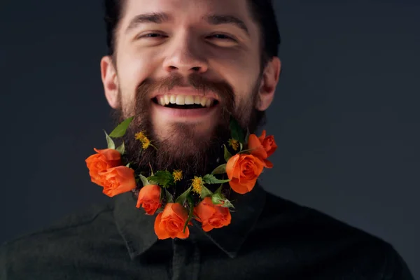 Портрет мужчины прическа мода цветы эмоции крупным планом — стоковое фото