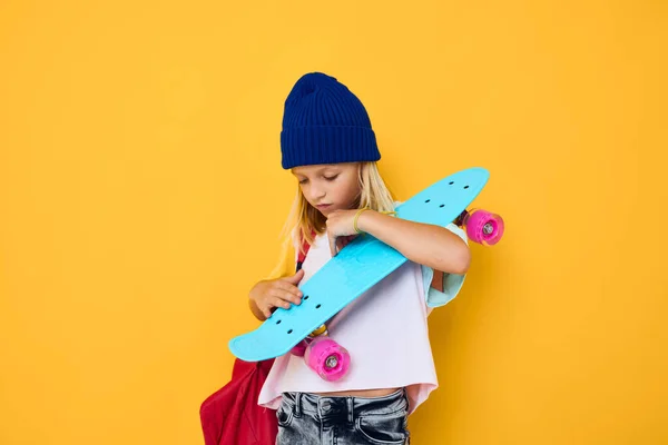 彼の頭の上にスケートボードを持つ10代子供のライフスタイルコンセプト — ストック写真