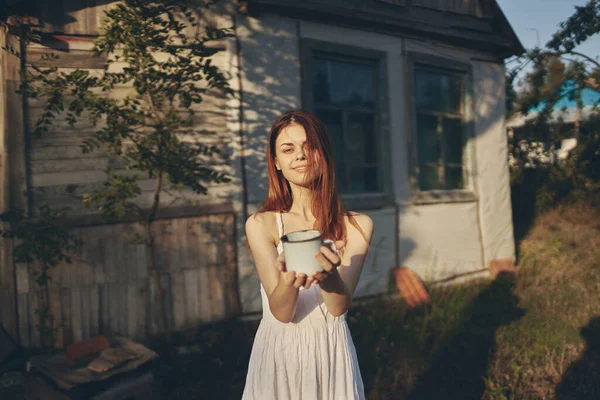 Elinde kupayla gezen güzel bir kadın. — Stok fotoğraf