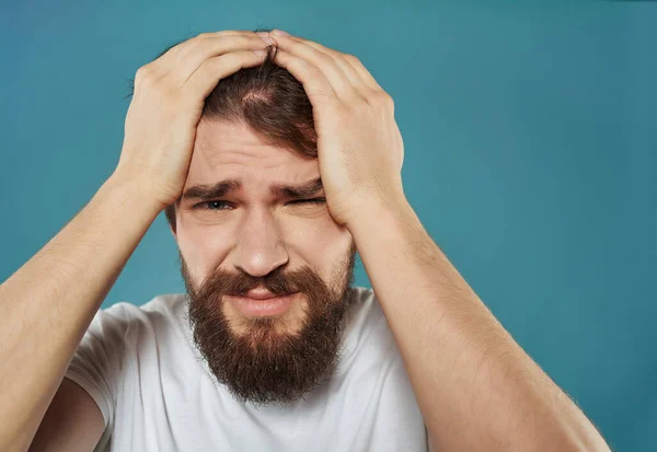 Man in een wit t-shirt geïrriteerde gezicht expressie Studio — Stockfoto