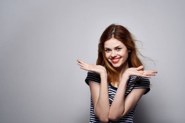 Neşeli kadın saç stili neşesi. Moda pozu. Çekici görünüyor.