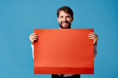 Yakışıklı adam kırmızı sayfa sunumu mavi arkaplan reklamı