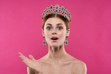 Çekici bir kadın. Çıplak omuzlar. Kozmetik moda eğlenceli pembe arka plan.