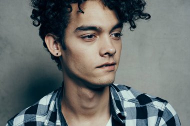 Ekose gömlekli garip adam, yakın plan poz veriyor.