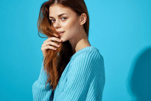 Retrato de una mujer en un suéter azul fondo azul Estilo de vida —  Fotos de Stock