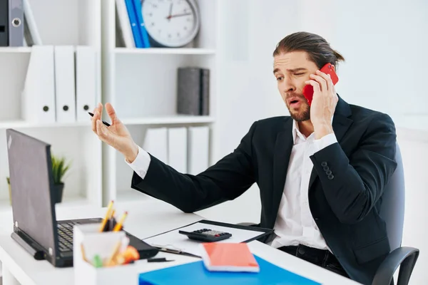 Hombres de negocios en el escritorio documenta la comunicación por tecnología telefónica —  Fotos de Stock