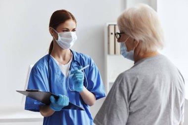 Hasta ve doktor muayenehanesi tartıştı