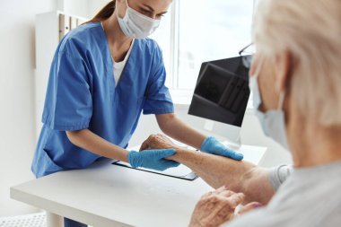 kadın doktor muayene sağlık hizmetleri