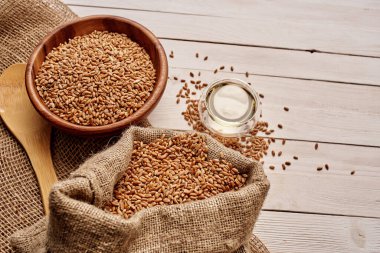 Ahşap masa takımı kahvaltı malzemeleri yukarıdan mutfak manzarası