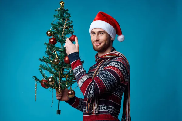 Homme joyeux dans un Noël blanc affiche maquette fond bleu — Photo