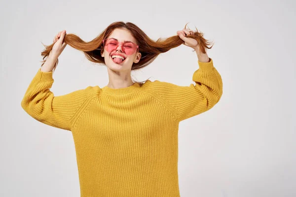 Портрет жінки в светрі і окулярах зачіска модні окуляри — стокове фото