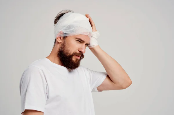 Doentes com lesões na cabeça e no braço problemas de saúde tratamento — Fotografia de Stock