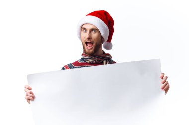 Beyaz model poster fotokopi stüdyosuyla Noel şapkalı yakışıklı bir adam.