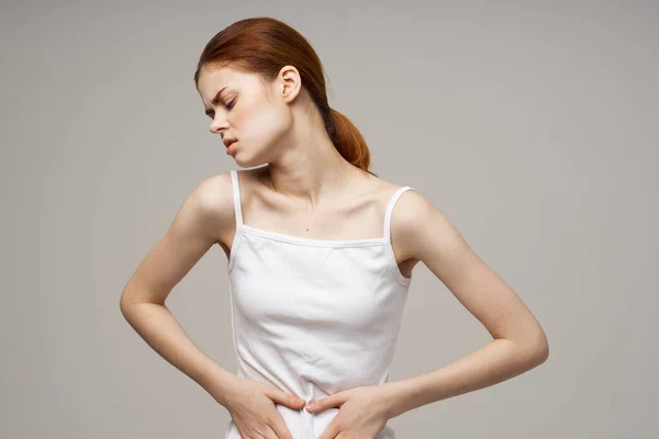 Kadın kasığı ağrısı mahrem hastalık jinekoloji ışık arka plan — Stok fotoğraf