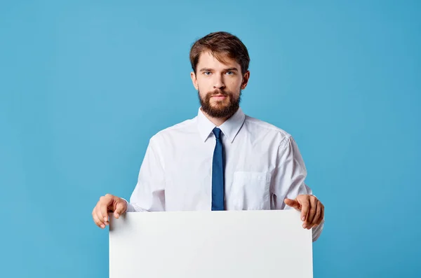 Fröhlich Mann weiß Blatt Präsentation Werbung blauer Hintergrund — Stockfoto