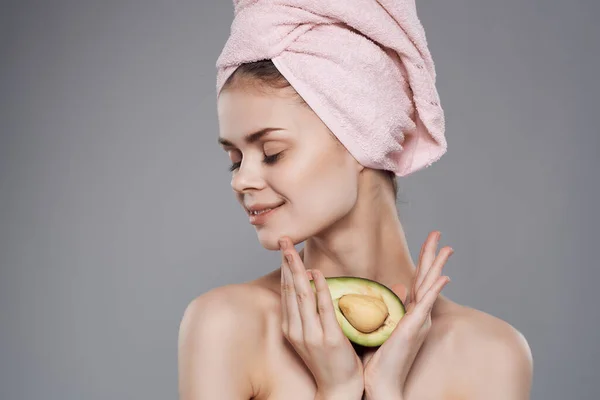Mulher bonita ombros nus cuidados com a pele vitaminas isolado fundo — Fotografia de Stock