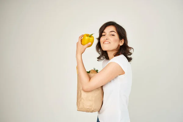 快乐的家庭主妇，带着一包食品和健康食品超级市场 — 图库照片