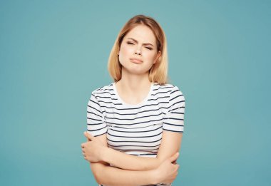 Çizgili tişörtlü sarışın. Öfke, hoşnutsuzluk hissi.