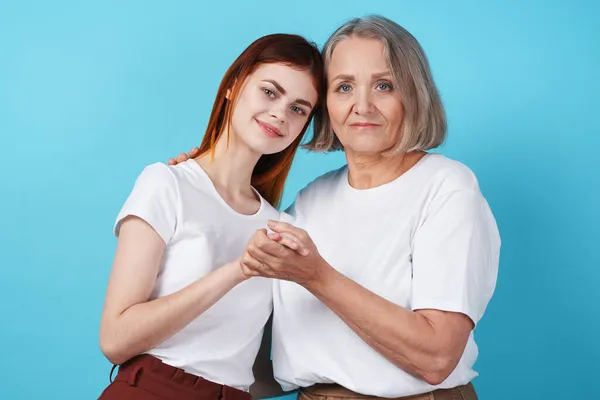 Mutter und Tochter kommunizieren zusammen am besten auf blauem Hintergrund — Stockfoto