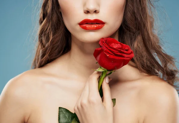 Csinos nő csupasz vállak piros virág tiszta bőr pózol — Stock Fotó