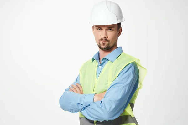 건축 제복을 입고 흰색 헬멧 안전 스튜디오에 있는 남자 — 스톡 사진