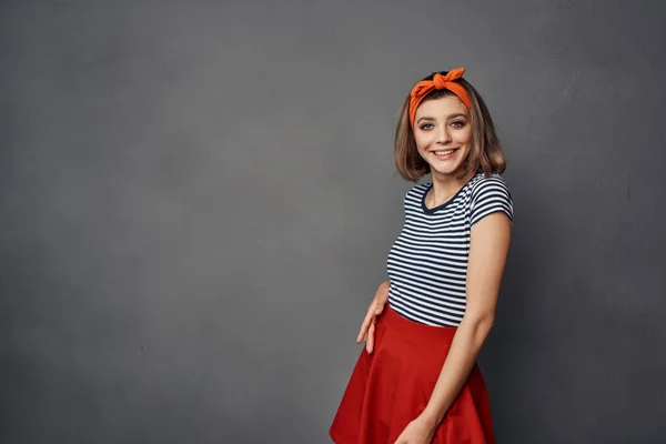 Vrouw in gestreept t-shirt baseren mode zomer levensstijl — Stockfoto