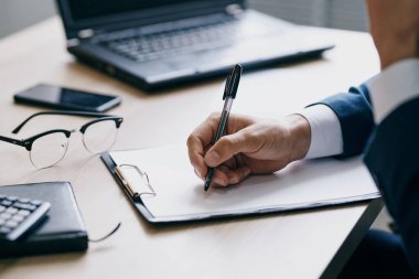 Profesyonel kariyerin masasında sakallı bir adam var.