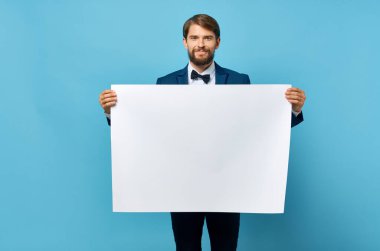 Neşeli adam beyaz kağıt izole pazarlama elinde